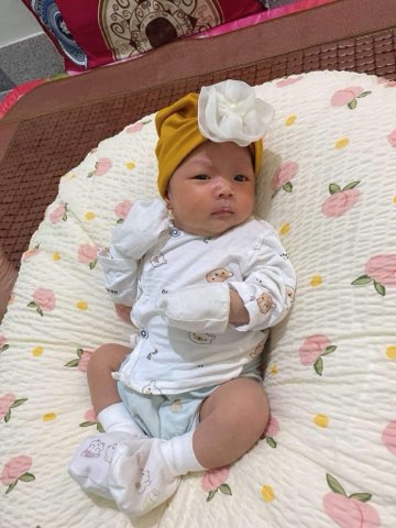 Bé Khuê chào đời